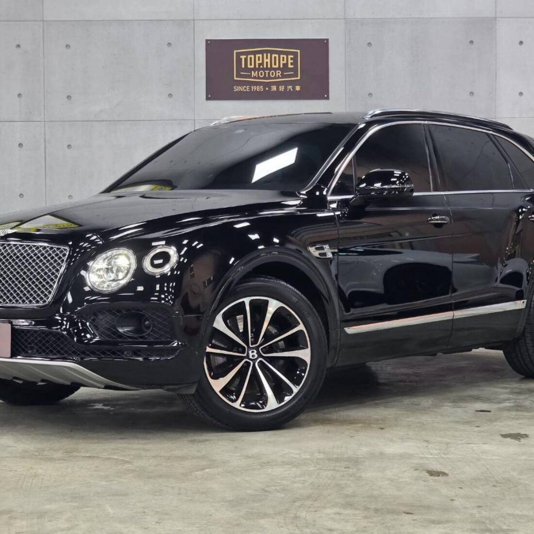 LINE_ALBUM_2016 Bentley Bentayga W12 日規_261006_1